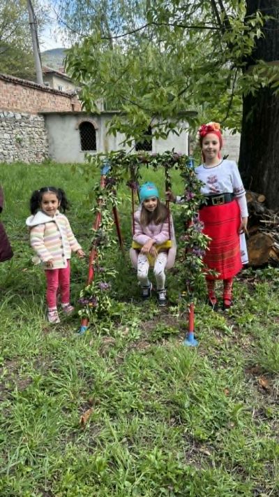 И тази година енинският танцов клуб “Янина“ игра гергьовски хора около местния църковен двувековен кестен 
