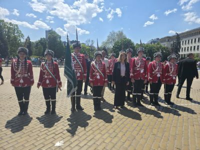 ПГ “Иван Хаджиенов“ с отлично представяне и президентско признание на първия преглед на ученическите гвардейски отряди  / Новини от Казанлък