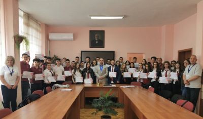 Учениците от ПГ „Иван Хаджиенов“ отново отбелязаха Деня на самоуправлението / Новини от Казанлък