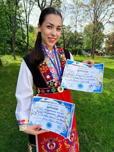 Десетки отличия за казанлъшки таланти от фолклорен конкурс в София
