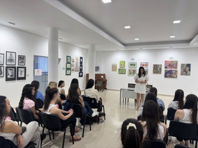 Самоувереност, мотивация и комуникация: Кандидатките за короната на Царица Роза 2026 се срещнаха със сертифициран консултант по личностно развитие  / Новини от Казанлък