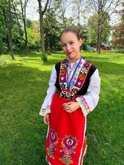 Десетки отличия за казанлъшки таланти от фолклорен конкурс в София