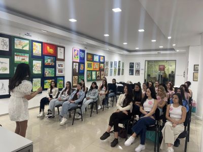 Самоувереност, мотивация и комуникация: Кандидатките за короната на Царица Роза 2026 се срещнаха със сертифициран консултант по личностно развитие 