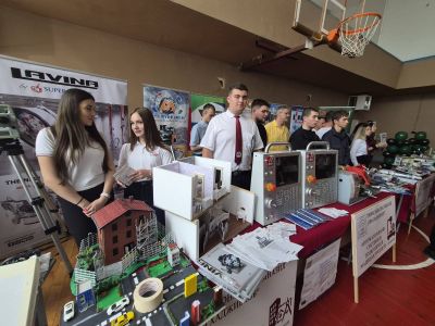 Панорама на професиите събра училищата в Казанлък 