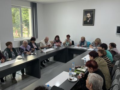 Кметът на Община Павел баня Иса Бесоолу проведе среща с представители на всички пенсионерски клубове на територията на общината