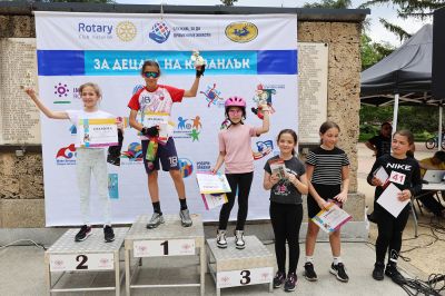 Велопразник събра над 100 деца в казанлъшкия парк “Розариум“