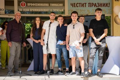 Випуск 2026 на ПГЛПТ чу последният си звънец в емоционално тържество