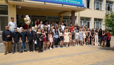Випуск 2026 на ПГЛПТ чу последният си звънец в емоционално тържество / Новини от Казанлък