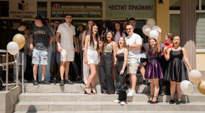 Випуск 2026 на ПГЛПТ чу последният си звънец в емоционално тържество