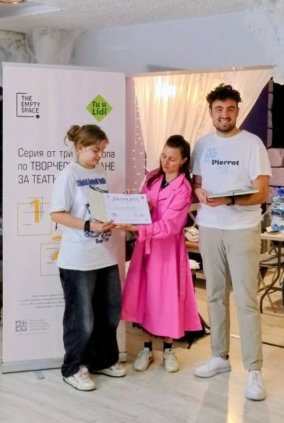 Светлинките с нови награди и участие в писателска работилница