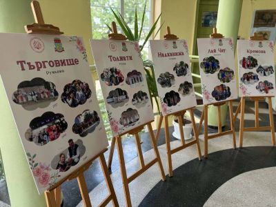 В библиотека „Искра“ бе открита изложба, посветена на фолклорното изкуство и културния обмен с побратимените с Казанлък градове