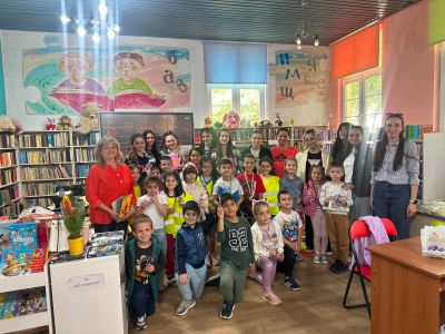Поредна съвместна инициатива събра ПГЛПТ и ДГ „Слънчице“ в библиотека „Искра“ / Новини от Казанлък