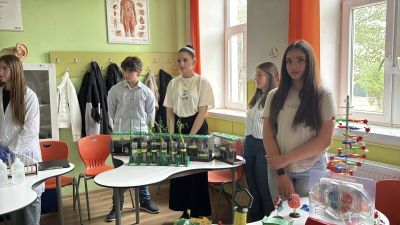 Днес бе официално открит STEM центърът в ПХГ “Св. Св. Кирил и Методий“ в град Казанлък  / Новини от Казанлък