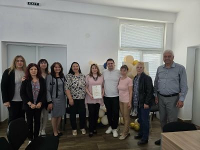 Преподавателят по български език и литература в ПГЛПТ Диана Хаджиатанасова е удостоена с отличието „Неофит Рилски“ на МОН 