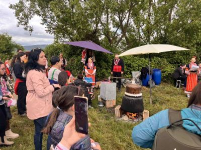 Розовите поля край Овощник събраха туристи от цял свят за първия розобер 