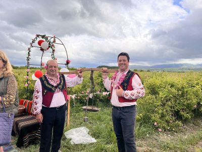 Розовите поля край Овощник събраха туристи от цял свят за първия розобер 