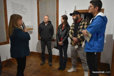 Изложби, история и изкуство привлякоха стотици с нощна разходка из музеите на Казанлък