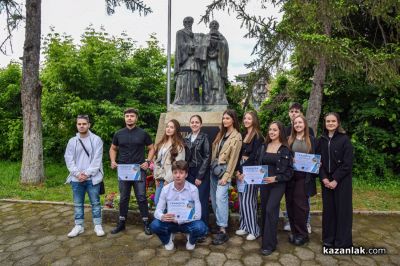 С тържествена церемония казанлъшката Профилирана хуманитарна гимназия „Св. Св. Кирил и Методий“ отбеляза 24 май 