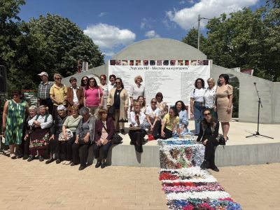 Стотици казанлъчани вплетоха сърцата си в 400-метрова черга на приятелството