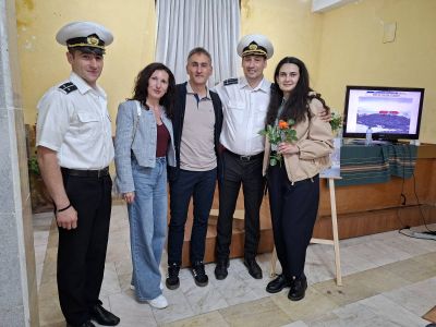 Енинци, казанлъчани, варненци и старозагорци посрещнаха к-н II ранг Радко Муевски и лейтенант Евгени Мичев