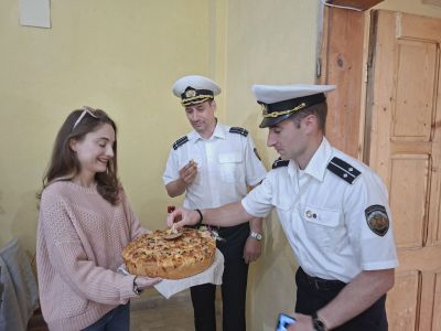 Енинци, казанлъчани, варненци и старозагорци посрещнаха к-н II ранг Радко Муевски и лейтенант Евгени Мичев