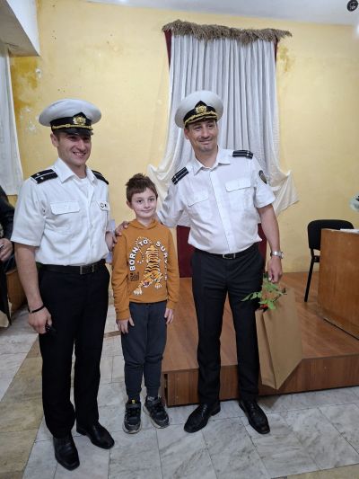 Енинци, казанлъчани, варненци и старозагорци посрещнаха к-н II ранг Радко Муевски и лейтенант Евгени Мичев