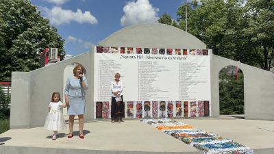 Стотици казанлъчани вплетоха сърцата си в 400-метрова черга на приятелството