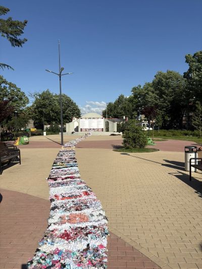 Стотици казанлъчани вплетоха сърцата си в 400-метрова черга на приятелството