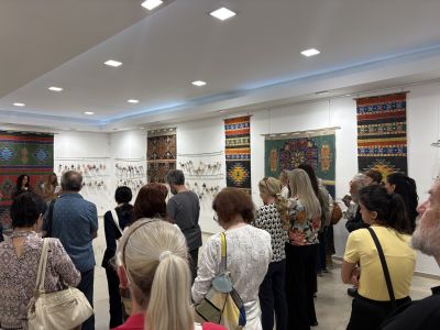 Творчество, духовност и културен обмен в изложба на Ивайла Живкова Рошак в Казанлък 