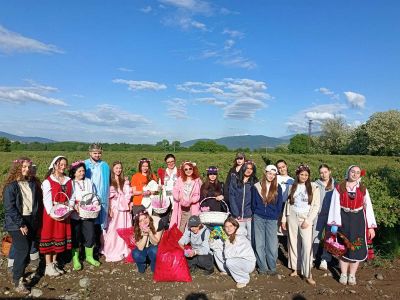 Носителите на титлите Царица Роза и Цар на минералната вода на Павел баня за 2025 г. участваха в розобер край Габарево