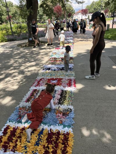 Стотици казанлъчани вплетоха сърцата си в 400-метрова черга на приятелството