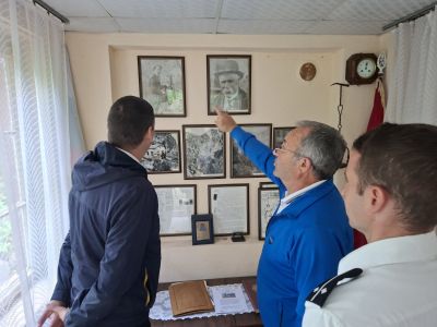 Енинци, казанлъчани, варненци и старозагорци посрещнаха к-н II ранг Радко Муевски и лейтенант Евгени Мичев