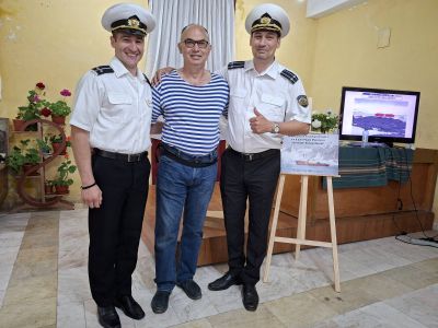 Енинци, казанлъчани, варненци и старозагорци посрещнаха к-н II ранг Радко Муевски и лейтенант Евгени Мичев