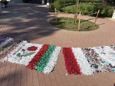 Стотици казанлъчани вплетоха сърцата си в 400-метрова черга на приятелството / Новини от Казанлък