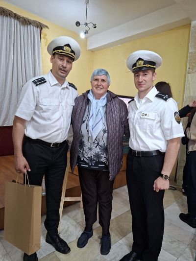 Енинци, казанлъчани, варненци и старозагорци посрещнаха к-н II ранг Радко Муевски и лейтенант Евгени Мичев