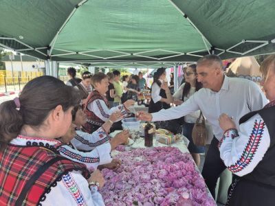 С пъстра програма Гурково отбеляза Празника на розите и гюловата ракия
