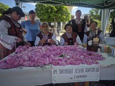 С пъстра програма Гурково отбеляза Празника на розите и гюловата ракия