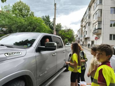 Ученици от ОУ „Мати Болгария“ се включиха в кампания за пътна безопасност