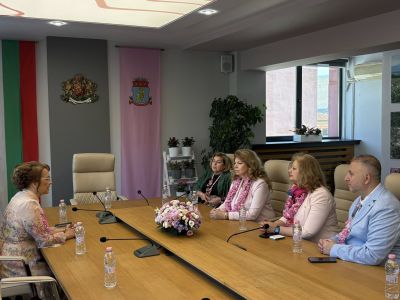 Кметът Галина Стоянова посрещна днес в Казанлък президента на България Илияна Йотова 