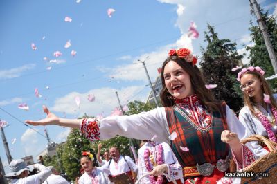 Празничният парад на Царица роза: Хиляди съпреживяха кулминацията на 123-тия Празник на розата в Казанлък
