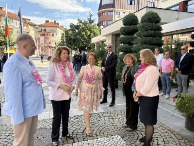 Кметът Галина Стоянова посрещна днес в Казанлък президента на България Илияна Йотова  / Новини от Казанлък