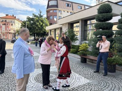 Кметът Галина Стоянова посрещна днес в Казанлък президента на България Илияна Йотова 