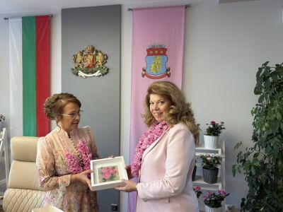Кметът Галина Стоянова посрещна днес в Казанлък президента на България Илияна Йотова 