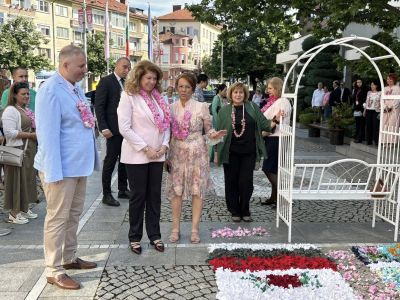 Кметът Галина Стоянова посрещна днес в Казанлък президента на България Илияна Йотова 