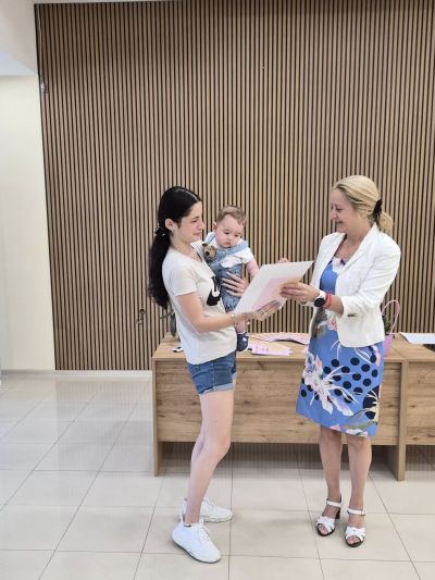 Най-малките жители на Казанлък получиха своите ваучери от Общината