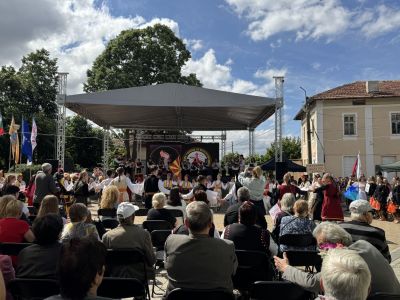 Подножието на николаевската крепост „Асара“ бе огласено от магията на българския дух за трети път / Новини от Казанлък