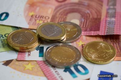 Апаши разбира паркирана кола и задигнаха близо 100 евро / Новини от Казанлък
