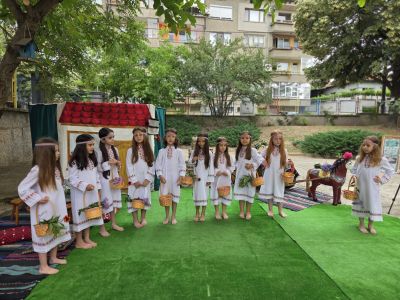 Децата от казанлъшката ДГ „Юрий Гагарин“ отбелязаха Еньовден
