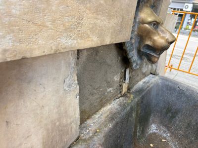 Вандали посегнаха на символа на града - Царската чешма
