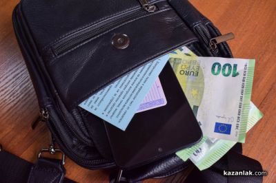 Разбиха автомобил в Казанлък и откраднаха чанта с документи и пари / Новини от Казанлък